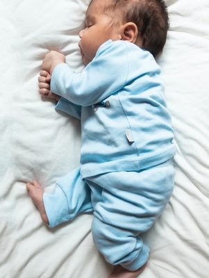 How to Dress baby for sleep 1